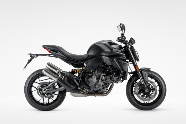 Ducati Monster Dark, naked sportiva total black con motore V2 da 111 CV