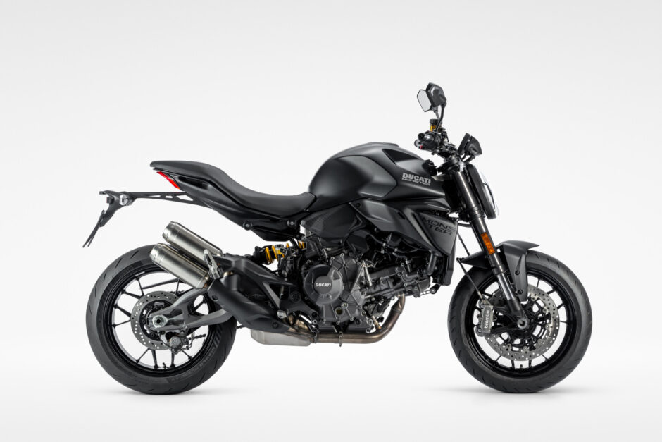Ducati Monster Dark, naked sportiva total black con motore V2 da 111 CV