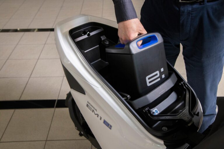 Honda EM1 con batteria sostituibile Honda Mobile Power Pack e