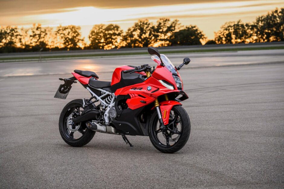 BMW F 450 RR, supersportiva A2 da 48 CV per strada e pista